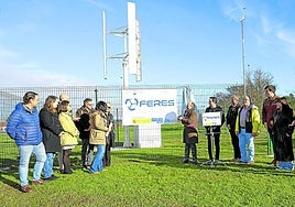 El rector y miembros del grupo de investigación FERES, ante la nueva turbina en el campus gijonés.
