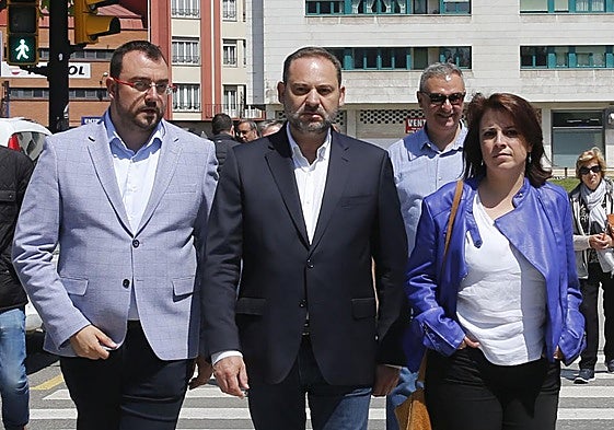 Adriana Lastra, junto a Adrián Barbón y a José Luis Ábalos, durante una visita del exministro a Asturias.