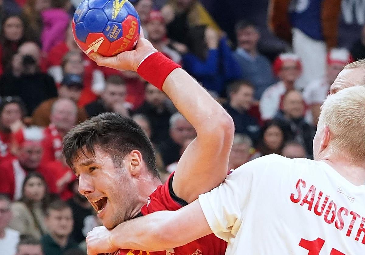 Abel Serdio, en una acción ofensiva durante un partido contra Dinamarca.