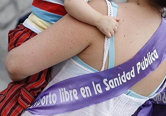 Una mujer reclama el aborto libre y gratuito en la sanidad pública.