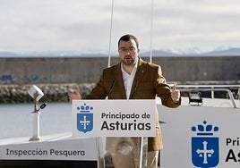 Adrián Barbón, esta viernes, en el puerto de Luanco.