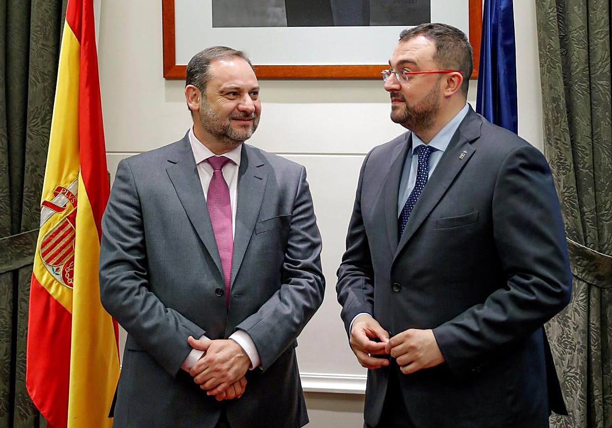 Adrián Barbón, durante una reunión con José Luis Ábalos cuando aún era ministro.