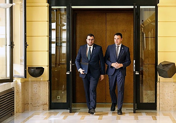 Adrián Barbón, presidente del Principado, y Guillermo Peláez, consejero de Hacienda.
