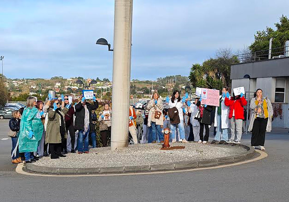 Acto de protesta organizado por los TCAEs del Hospital de Cabueñes, en Gijón.