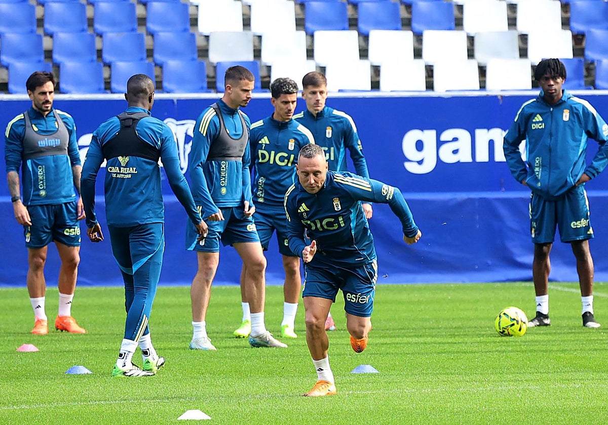 Santi Cazorla, en primer término, durante la sesión de trabajo que este viernes se trasladó al Tartiere.