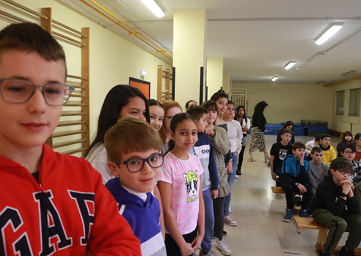 Imagen secundaria 1 - Los alumnos siguieron con atención la presentación del parque 'Por los derechos de la infancia'.