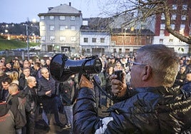 Julio García Terente, uno de los organizadores, se dirige al público en el pozo Fondón, en Langreo