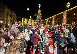 Gijón prende el espíritu navideño. La plaza Mayor quedó abarrotada por pequeños y mayores.