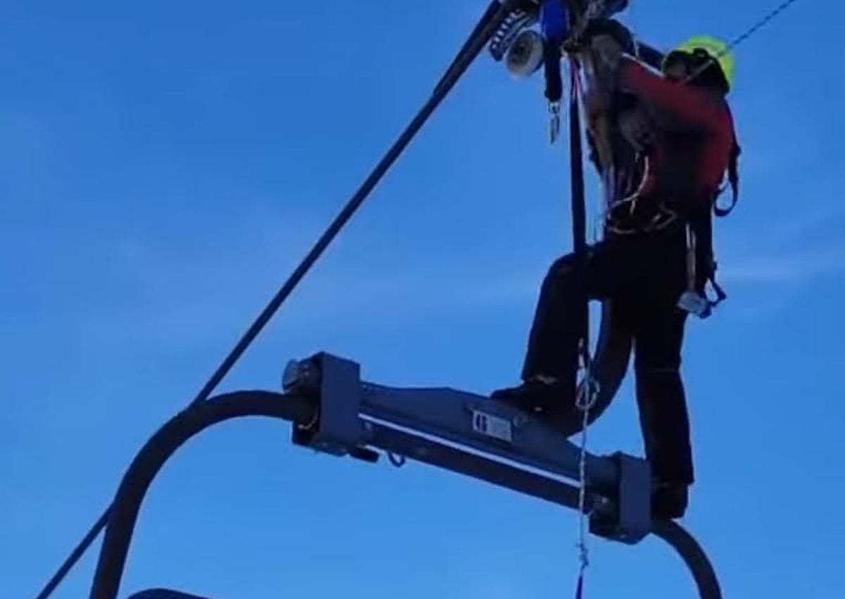 Imagen secundaria 1 - Fuentes de Invierno practica el rescate en altura en las telesillas