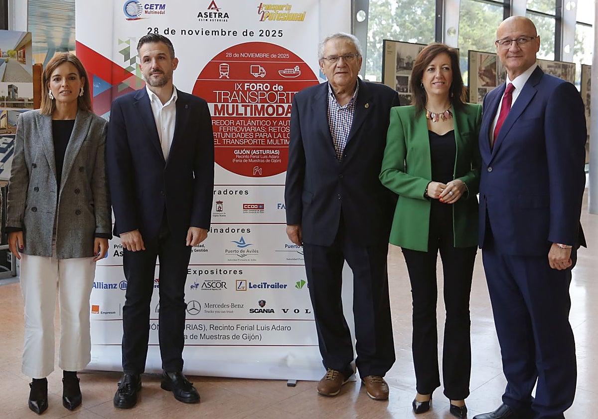 Judit Fontela, directora general de Movilidad; Jorge García, viceconsejero de Infraestructuras del Principado; Ovidio de la Roza, presidente de la patronal del transpor Asetra; Laura Paredes, directora general de Transportes de Castilla y León, y Luis Fuentes, delegado para el Corredor Atlántico de Castilla y León.