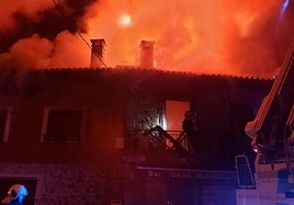 Los bomberos lograron controlar el fuego poco antes de medianoche.