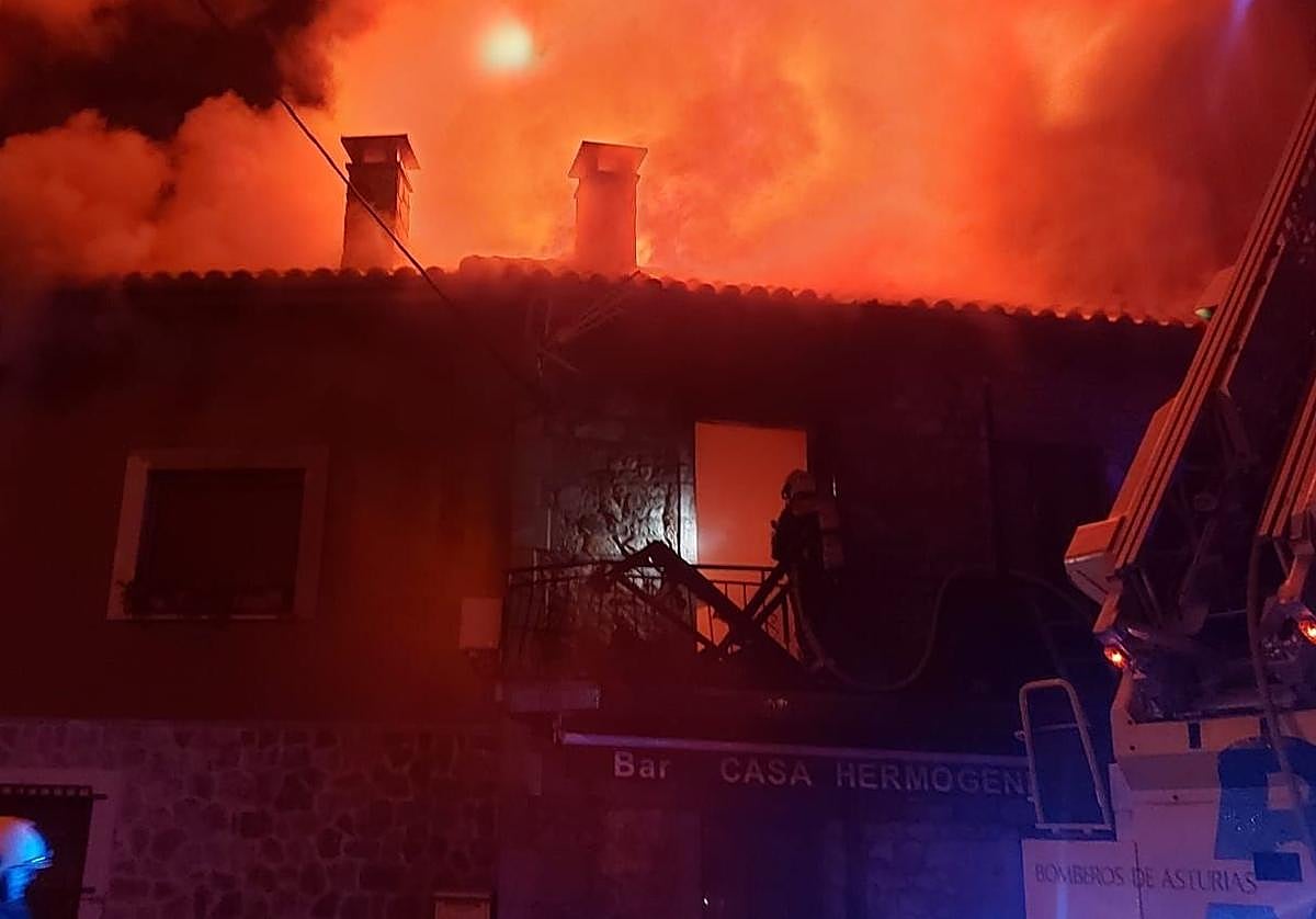 Los bomberos lograron controlar el fuego poco antes de medianoche.