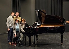En pie, de izquierda a derecha, Jorge Moreno Pieiga y Ricardo Llorca; sentadas, Yolanda Gómez Escudero y Rosa Torres-Pardo.