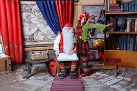 Papá Noel y su ayudante Poppy, una elfa llegada a Laponia desde Avilés.