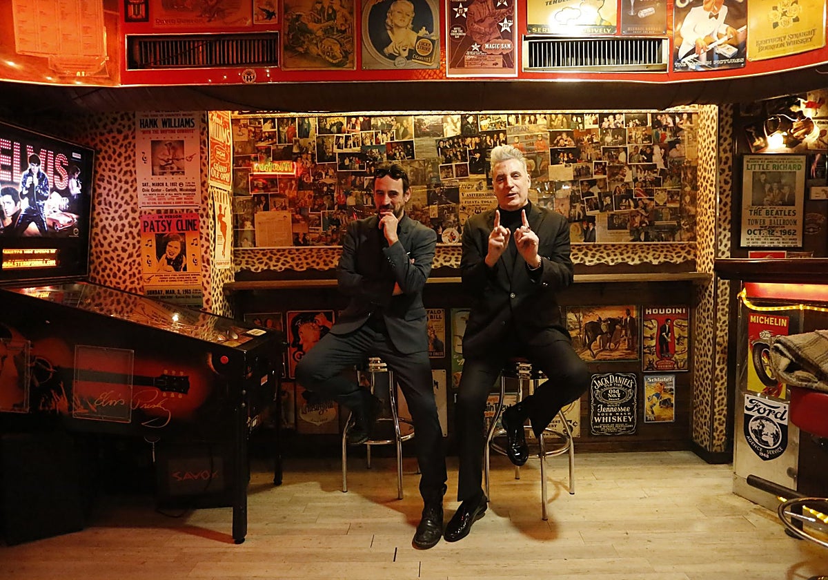 Igor Paskual y Loquillo en el emblemático local de la calle Dindurra.