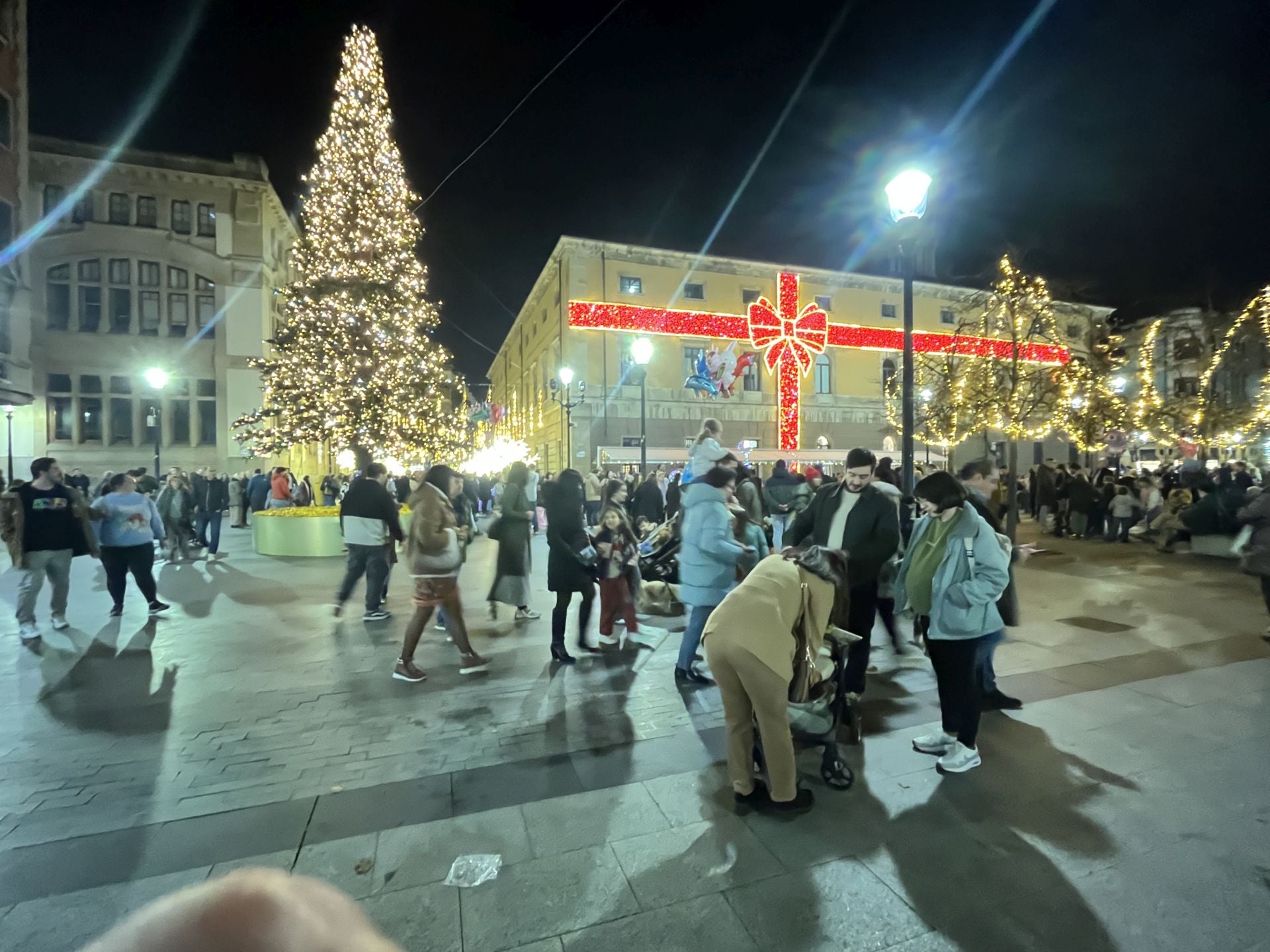 La Navidad ya deslumbra en Gijón: las luces navideñas que no te puedes perder