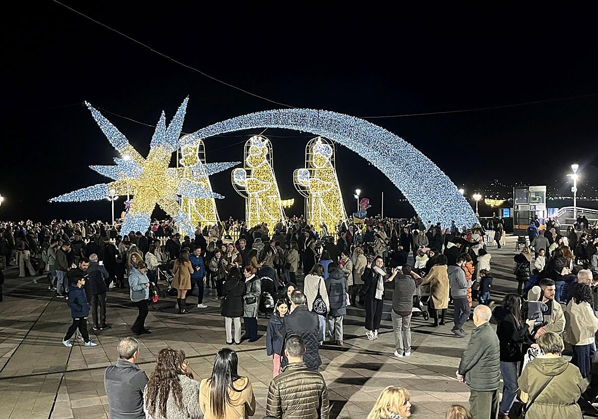 La Navidad ya deslumbra en Gijón: las luces navideñas que no te puedes perder