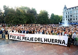 Manifestación convocada en Oviedo el pasado 17 de octubre por el Gobierno del Principado, partidos politicos, empresarios, sindicatos y entidades sociales de la región para exigir la supresión del peaje del Huerna.