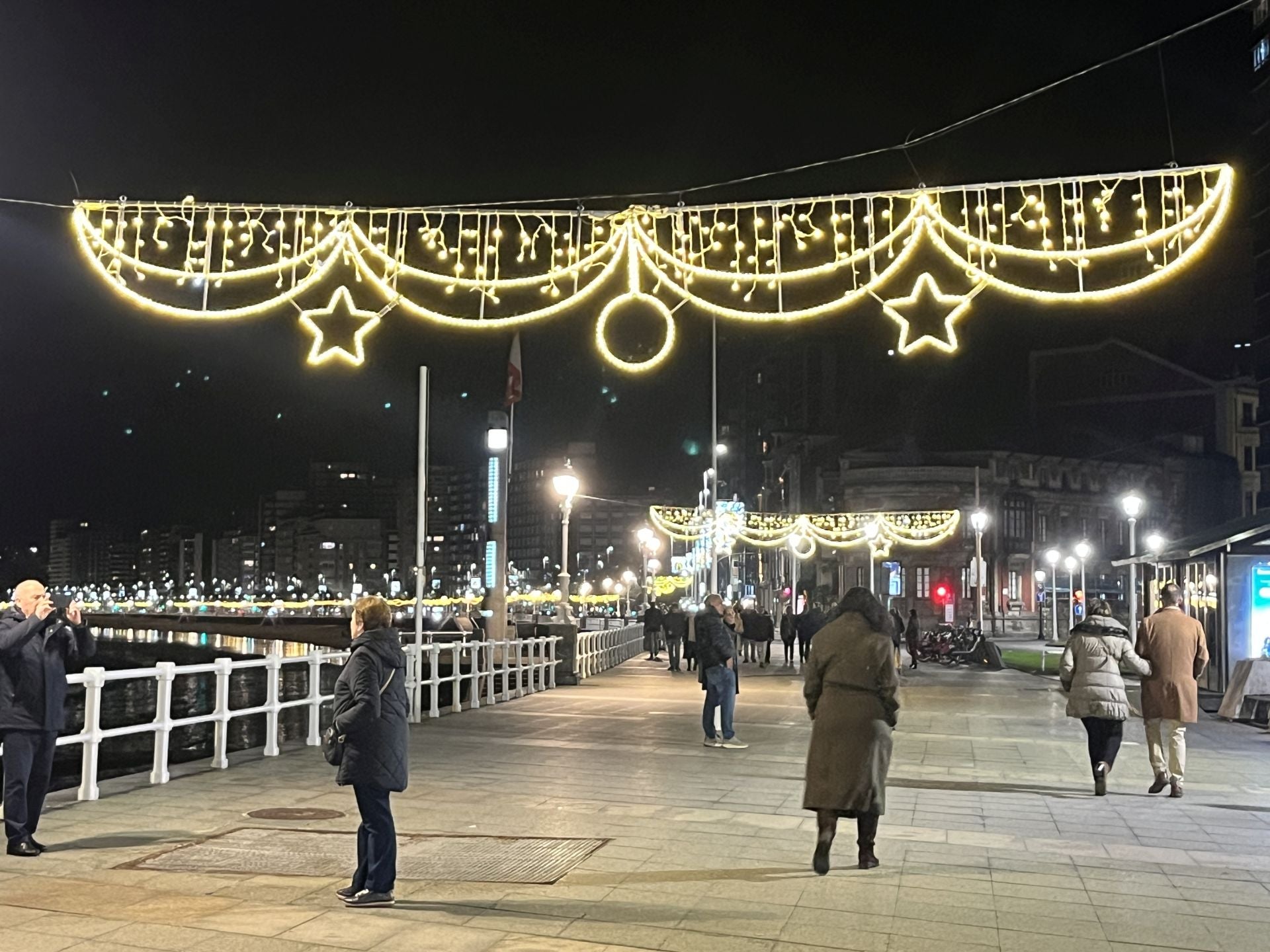 La Navidad ya deslumbra en Gijón: las luces navideñas que no te puedes perder