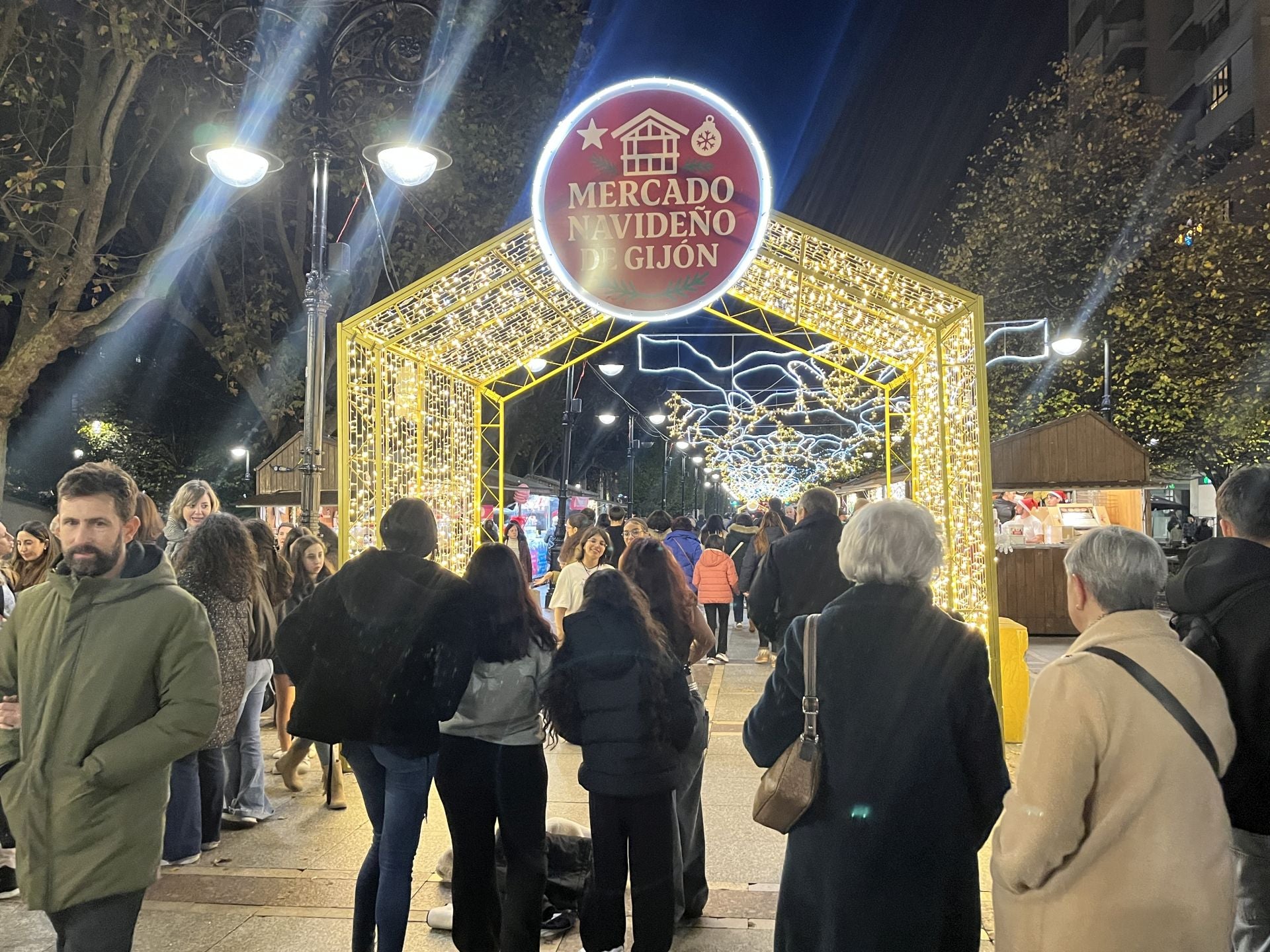 La Navidad ya deslumbra en Gijón: las luces navideñas que no te puedes perder