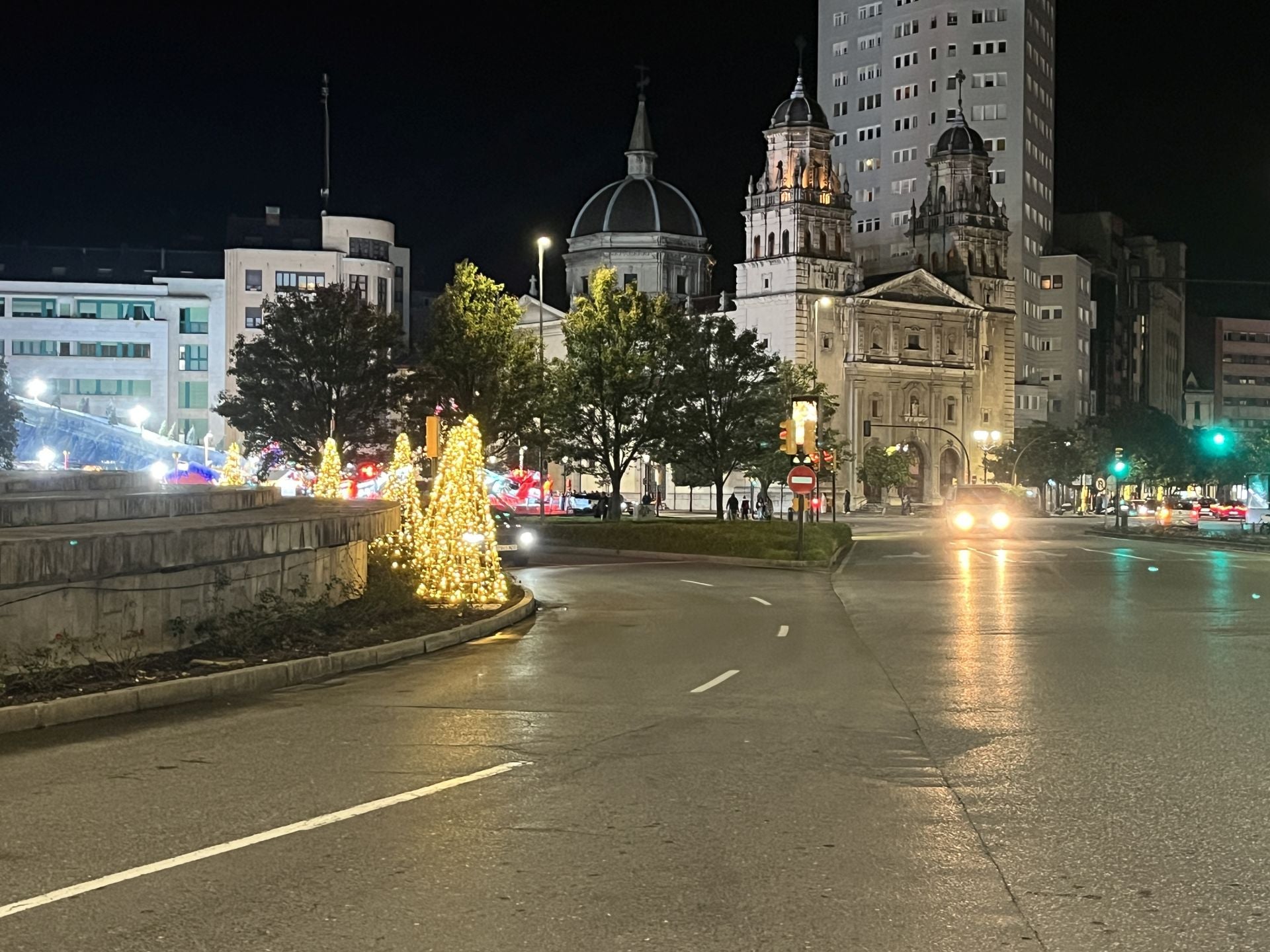 La Navidad ya deslumbra en Gijón: las luces navideñas que no te puedes perder