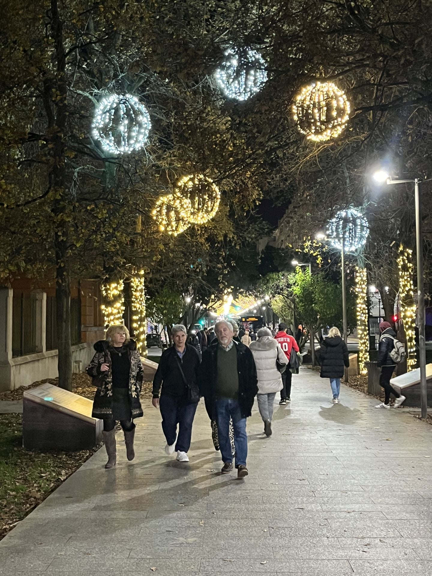 La Navidad ya deslumbra en Gijón: las luces navideñas que no te puedes perder