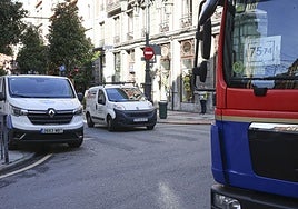 Furgonetas y un camión de reparto en el centro.