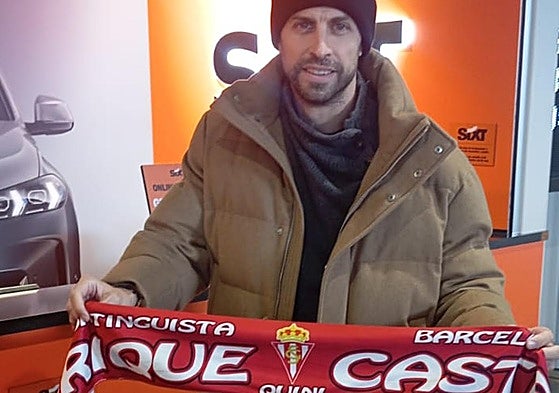 Gerard Piqué, este mediodía, a su llegada al aeropuerto de Asturias.