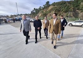 El consejero de Medio Rural y Política Agraria, Marcelino Marcos; el alcalde Gozón, Jorge Suárez; el director general de Pesca Marítima, Francisco González; el presidente del Principado, Adrián Barbón, y el patrón mayor del puerto de Luanco, Abraham Mazuelas, en el nuevo muelle.