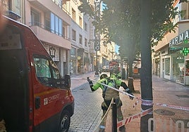Un bombero atraviesa la cinta separadora con la que la policía cerró en la calle San Francisco.