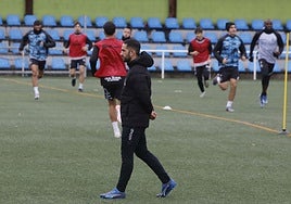 Dani Vidal, en un entrenamiento del Real Avilés esta semana en La Toba.