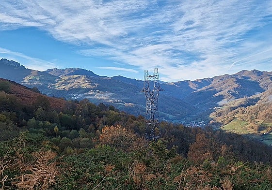 Una torre de la línea de alta tensión en Laviana.