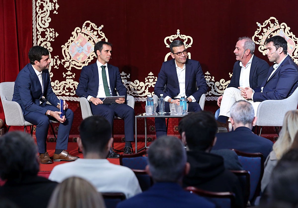 Javier Fernández, director general de Estrategia Digital e IA; Pablo Vidal, responsable de Transformación Digital de Territorio Norte de Telefónica; Patricio José Arias, vicepresidente de Fade y presidente del Clúster TIC Asturias, y Daniel González, cofundador de Quantum Mads, durante la mesa redonda moderada por el periodista de EL COMERCIO Eduardo Paneque en el foro 'Asturias Conecta: Tecnologías Cuánticas'.