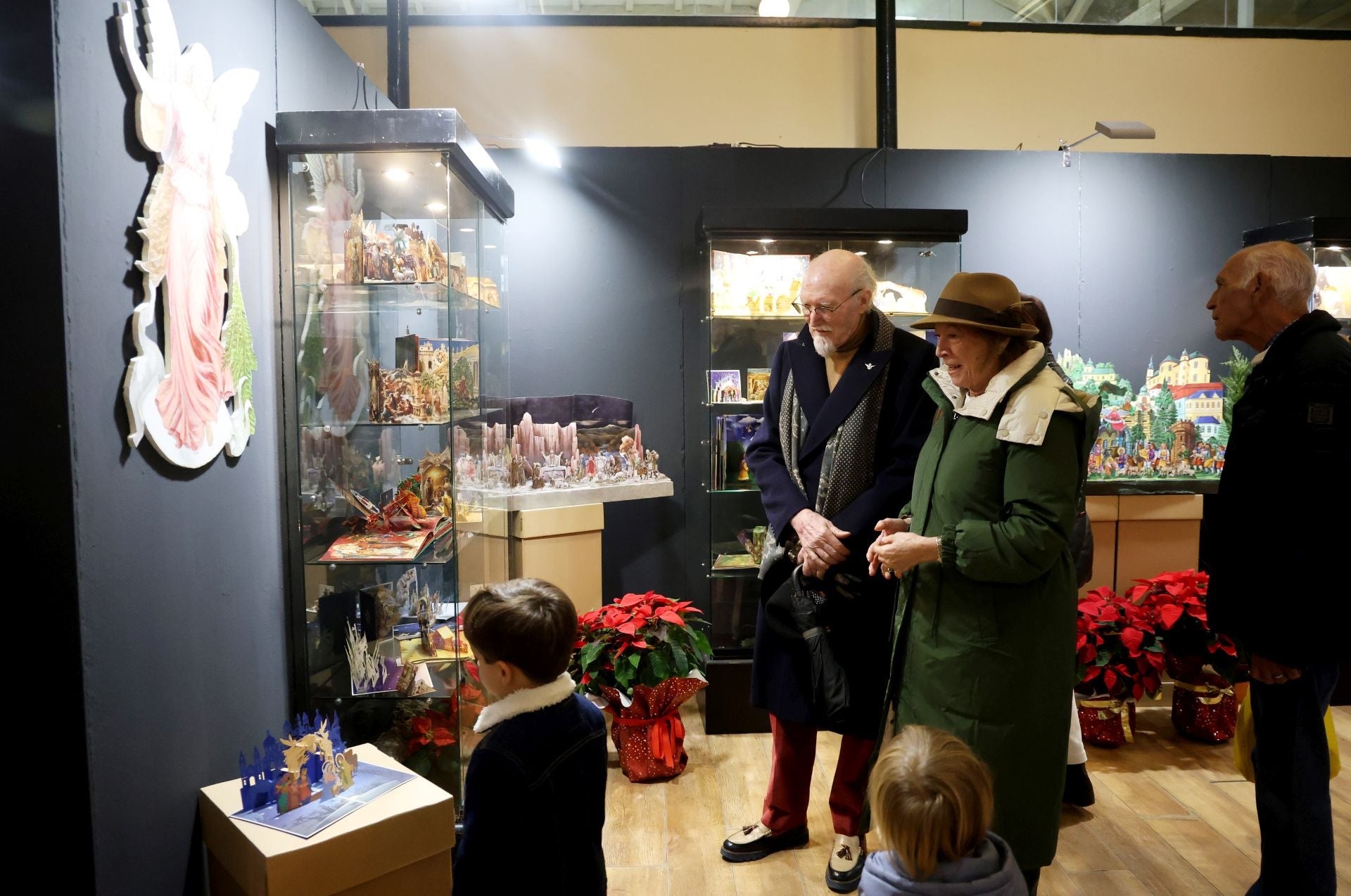 Los belenes ya brillan en la plaza de Trascorrales de Oviedo