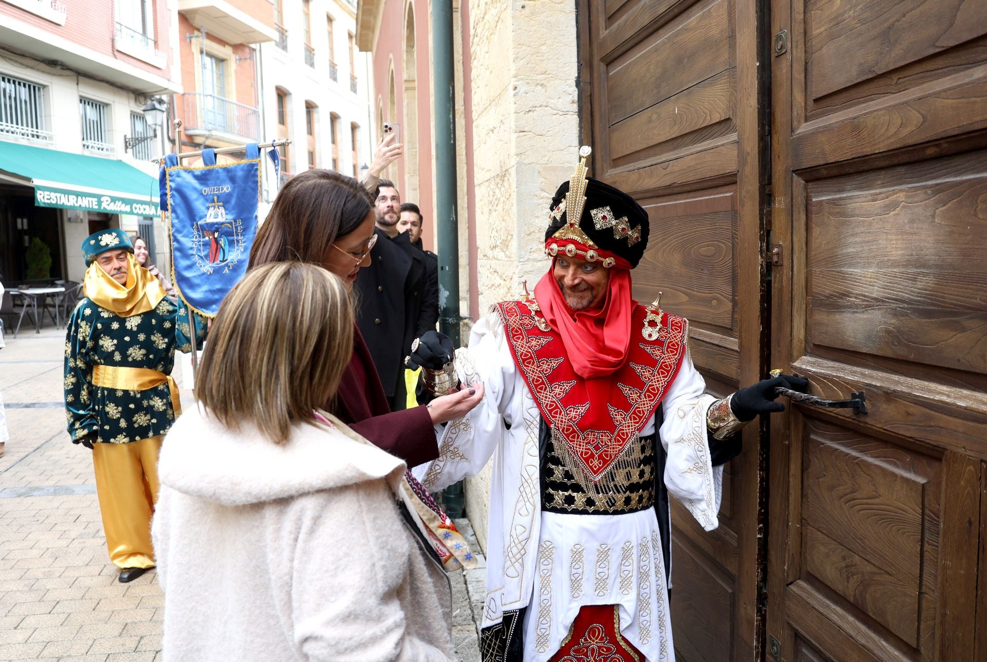 Los belenes ya brillan en la plaza de Trascorrales de Oviedo