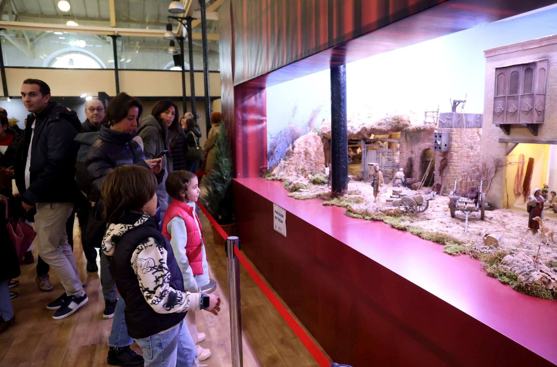 Los belenes ya brillan en la plaza de Trascorrales de Oviedo