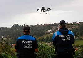 Agentes de la Policía Local sobrevuelan el dron por la zona del Infanzón.