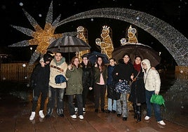 Leo, Enol, Myriam, Eva, Alba G, Alba S, Raquel, Sofiia, Paula, grupo de amigos de Candás y Luanco, bajo la 'estrellona' y los tres Reyes Magos del Náutico.