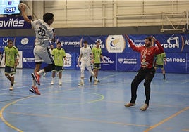 Luis Sierra lanza a portería en un ataque del Horizonte ante el Zamora.