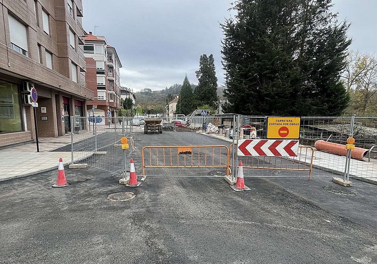 Calle El Molín, en pleno urbano de La Pola, ya reasfaltada, a falta de remates en la obra.