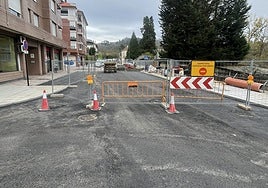 Calle El Molín, en pleno urbano de La Pola, ya reasfaltada, a falta de remates en la obra.