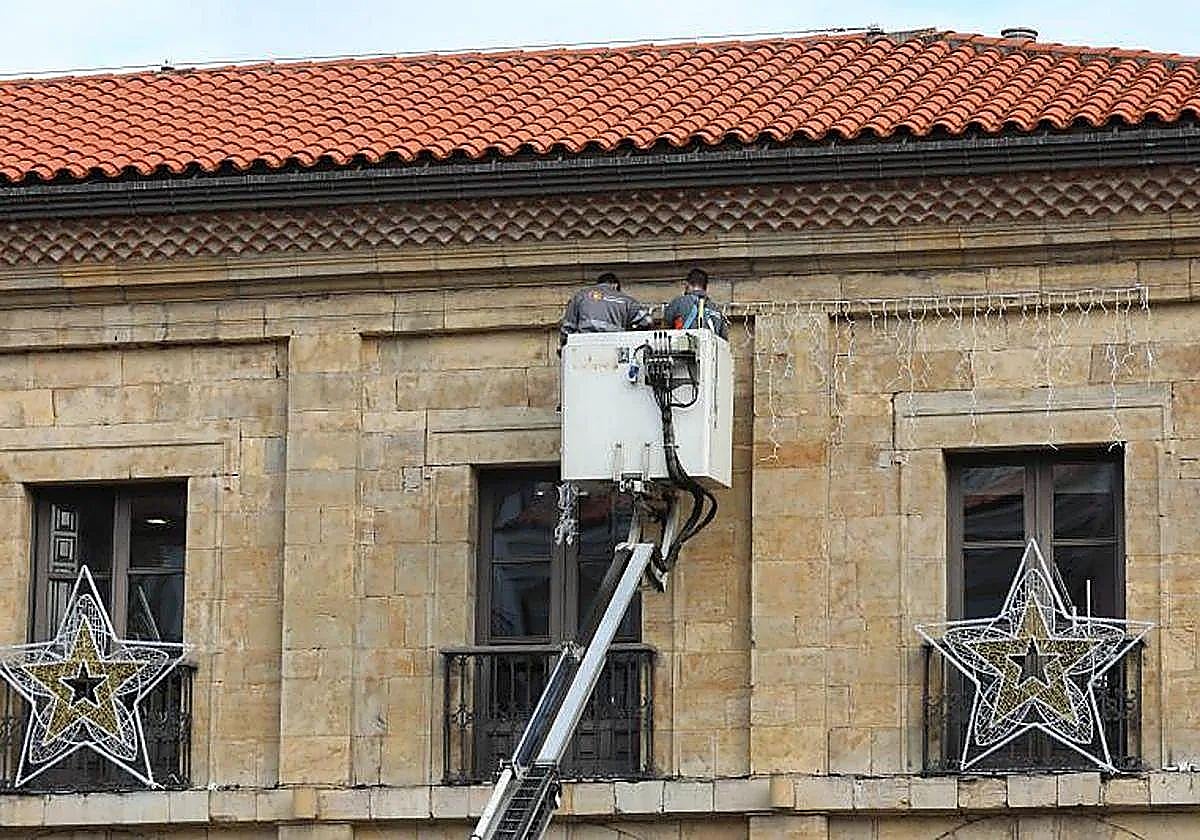 Instalación de decoración navideña en Avilés.