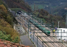 Primer tren de mercancías que aprovechó la variante de Pajares, en diciembre de 2023.