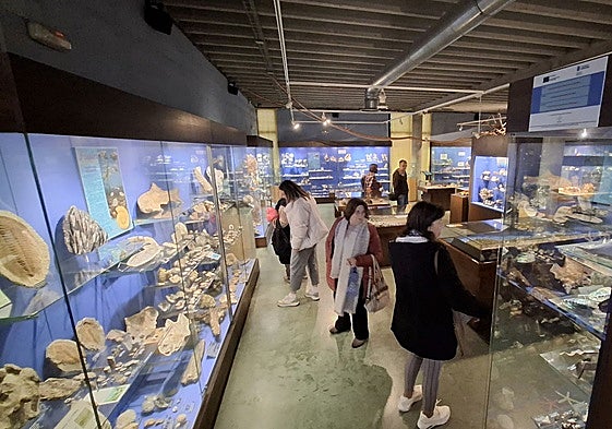 Visitantes en el Museo Marítimo de Asturias, en Luanco.