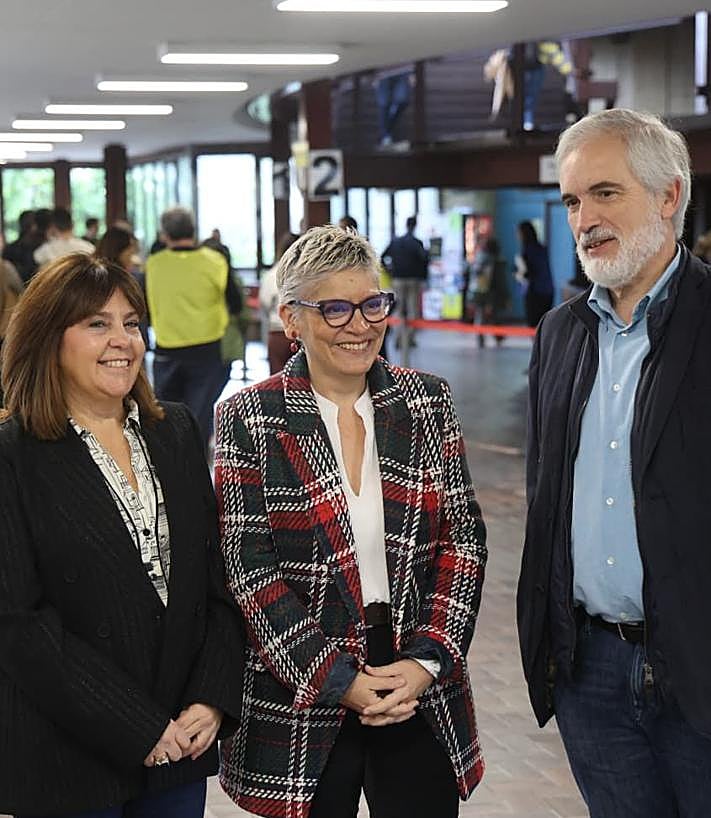 Imagen secundaria 2 - Desarrollo de la oposición sanitaria en Oviedo. A la derecha, la consejera de Salud.