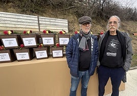 Juan Antonio y Luis Naves Cienfuegos, quienes creen que tienen a su abuelo en una de las cajas.