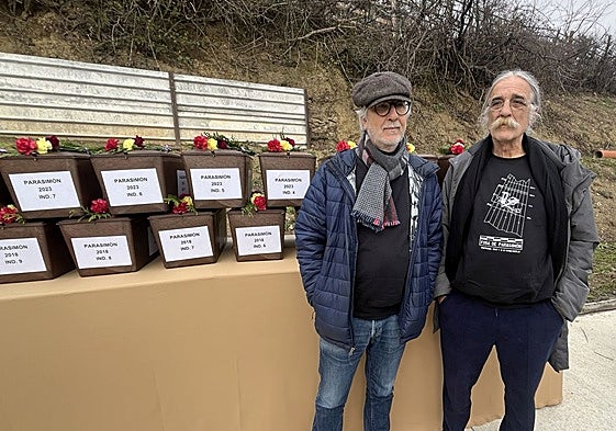 Juan Antonio y Luis Naves Cienfuegos, quienes creen que tienen a su abuelo en una de las cajas.