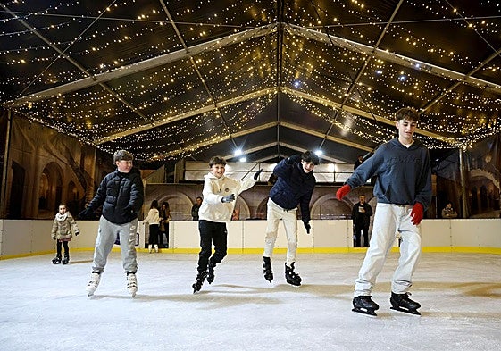 Leire, Lena y Sara patinan por la pista.