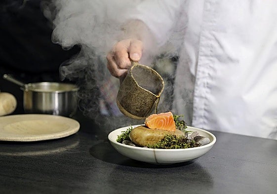 De izquierda a derecha y de arriba abajo: Nacho Manzano, de Casa Manzano; Esther Manzano, de NM; Marcos Morán, de Casa Gerardo; Xune Andrade, de Monte; José Antonio Campoviejo, de El Corral del Indianu; Gonzalo Pañeda, de Auga; Ricardo G. Sotres, de El Retiro; Diego Fernández, de Regueiro; Elio Fernández, de El Ferpel; Isaac Loya, del Real Balneario; Israel Moreno, de Ayalga; y Marcos Granda y Marcos Mistry, de Marcos.