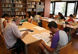 Estudiantes en la sala de estudio del Centro Municipal Integrado de La Arena, en Gijón.